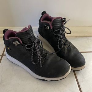 Tevah hiking sneaker